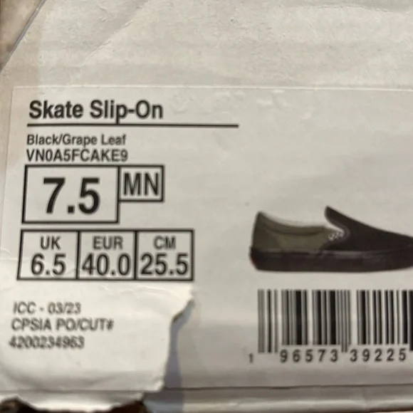 Vans Men’s Skate Slip-On Black/Grape Leaf
VN0A5FCAKE9
Sneakers - Picture 15 of 16